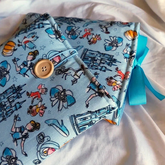 Fundas Cenicienta para libro y Kindle juntas, con estampado azul de cuentos clásicos y sus dos tamaños.