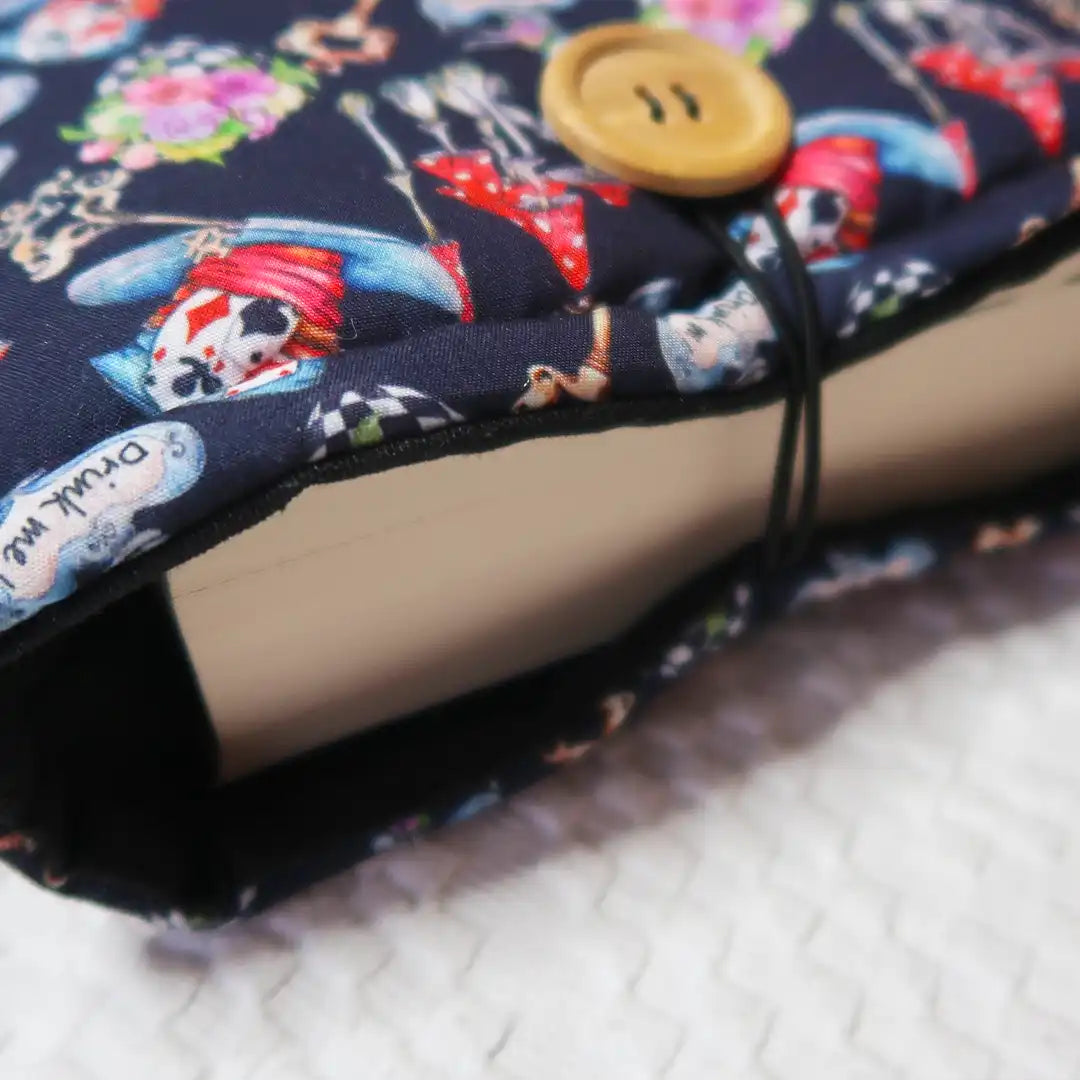 Detalle del interior de loneta acolchada de la funda Cita con el Sombrerero