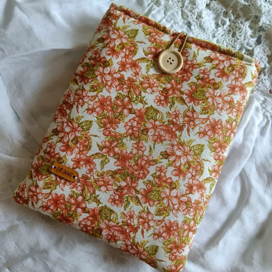Interior de la funda para kindle con estampado de marmota y acolchado visible