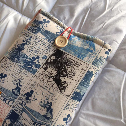 Funda para libro con diseño estilo cómic y colores azul y rojo