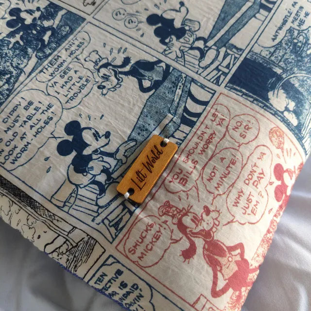 Funda protectora para libro con estampado de viñetas en fondo blanco