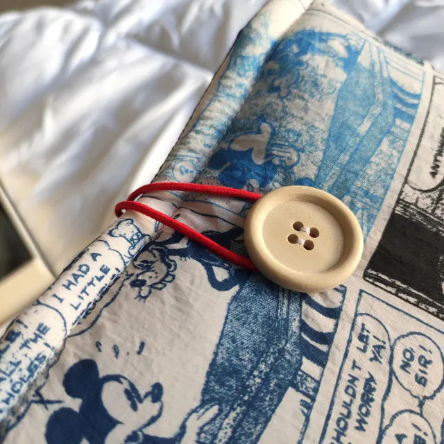 Detalle del acabado de la funda para libro con diseño ilustrativo