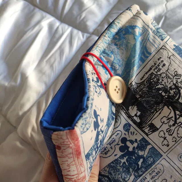 Funda para libro con patrón de estilo cómic y colores vibrantes
