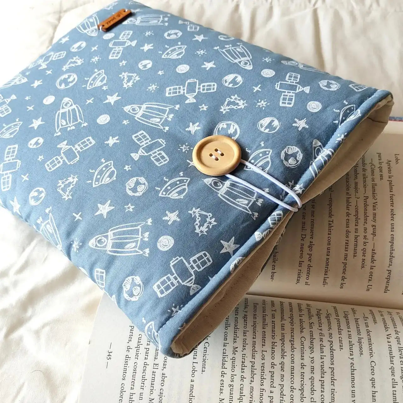 Funda para libro y Kindle con diseño divertido de juguetes sobre fondo azul