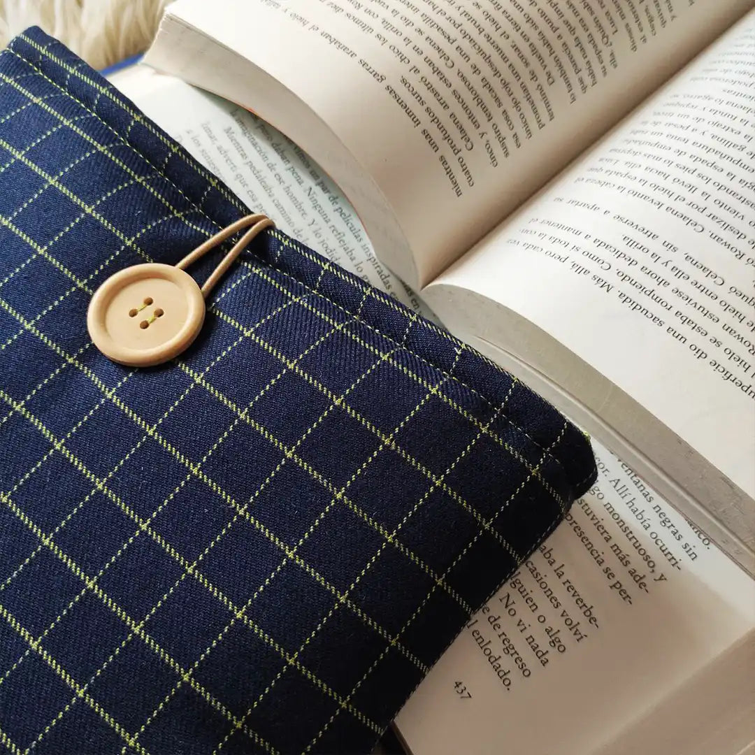 Detalle del acolchado y acabado de la funda para libro electrónico