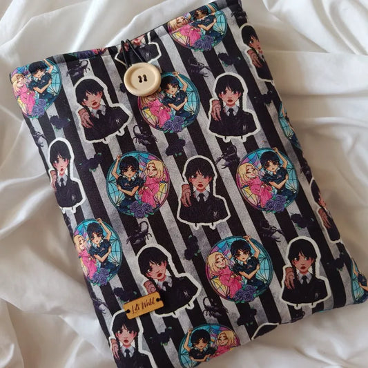 Funda acolchada con estampado inspirado en la serie Miércoles, vista frontal