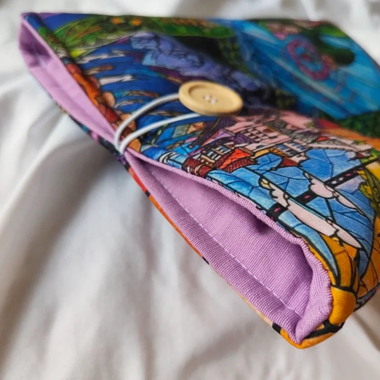Vista del interior de la funda abierta, mostrando el forro de loneta resistente y el grosor del acolchado extra para proteger libros electrónicos y libros.