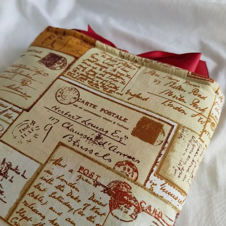 Vista completa de la funda protectora Letters con diseño de cartas antiguas y acabado artesanal.