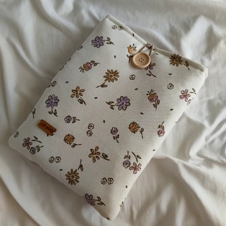 Vista completa de la funda protectora de libros Nora con diseño artesanal y acolchado.