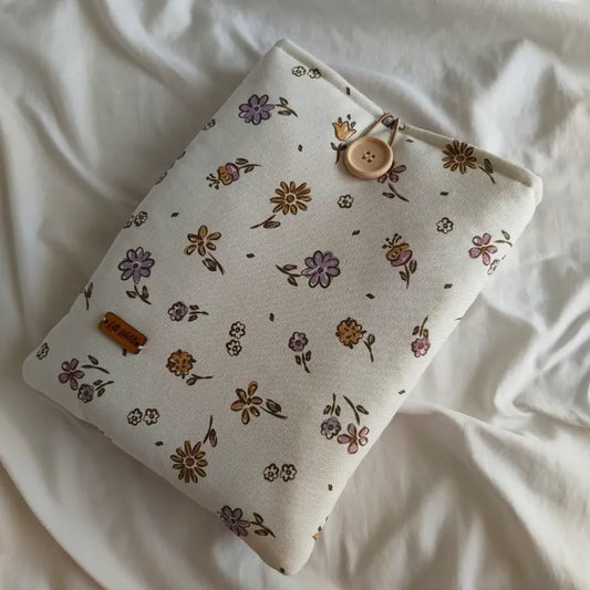 Vista completa de la funda protectora de libros Nora con diseño artesanal y acolchado.