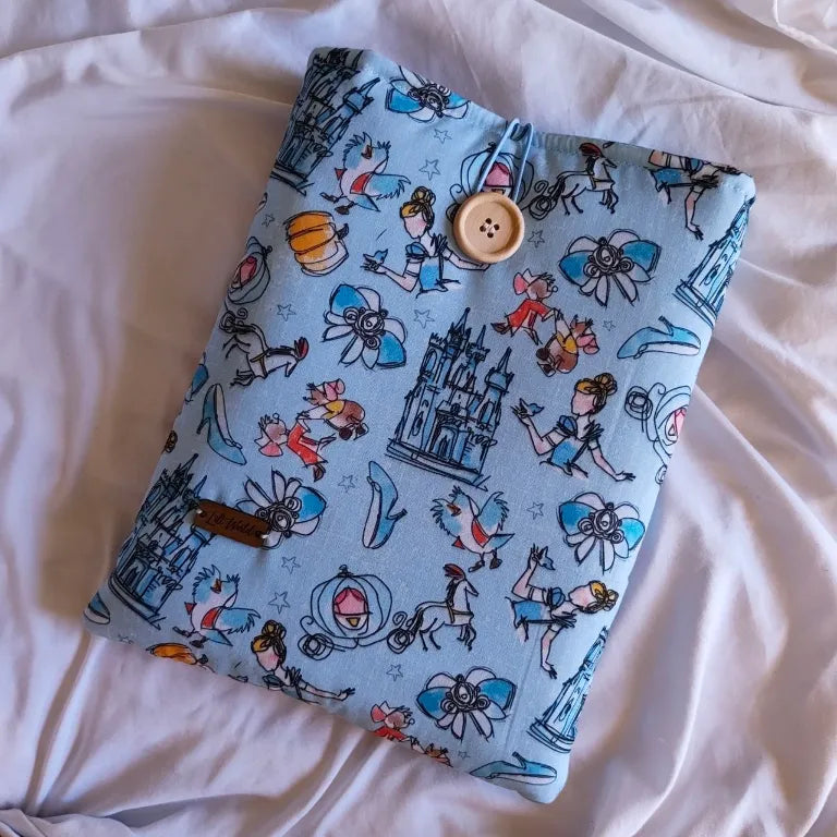Funda para Kindle de tela azul modelo Cenicienta con cierre de botón de madera y goma elástica.