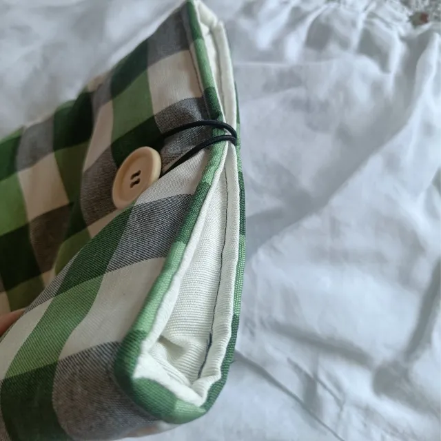 Funda para libro con estampado a cuadros verdes, blancos y grises