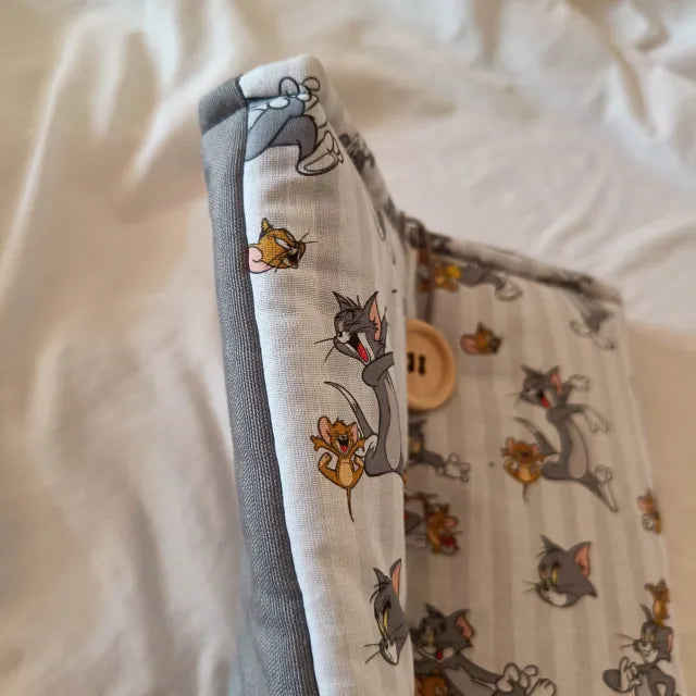 Parte trasera gris de la funda Tom y Jerry, diseño simple y elegante