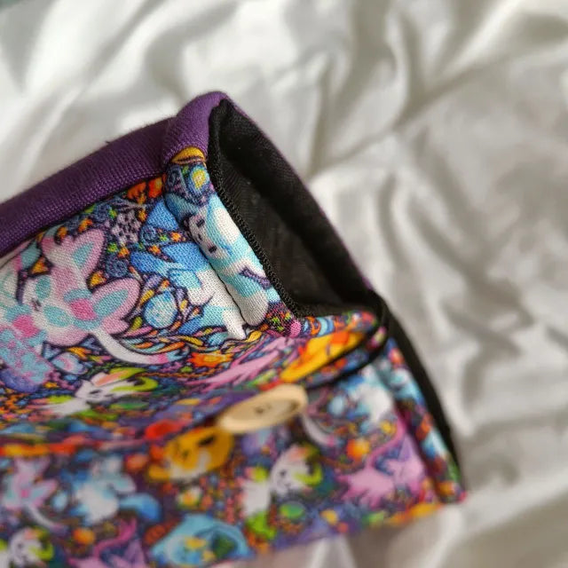 Diseño ilustrado de funda para libro electrónico en tonos morados