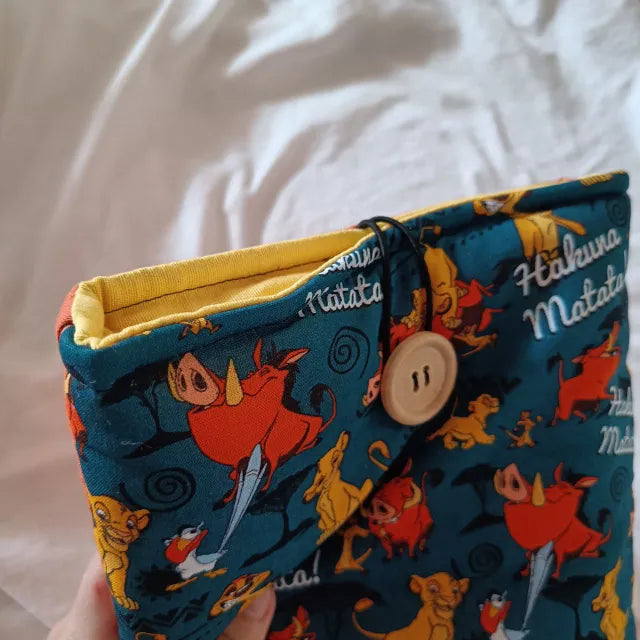 funda para libro y kindle detalle botón de madera y cierre elástico