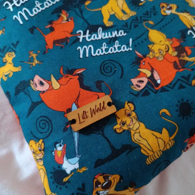 funda para libro y kindle personajes simba pumba timón estampados