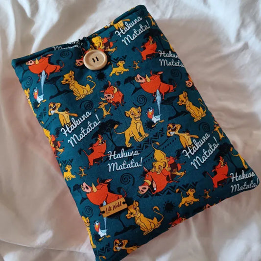 funda para libro y kindle vista frontal con patrón hakuna matata