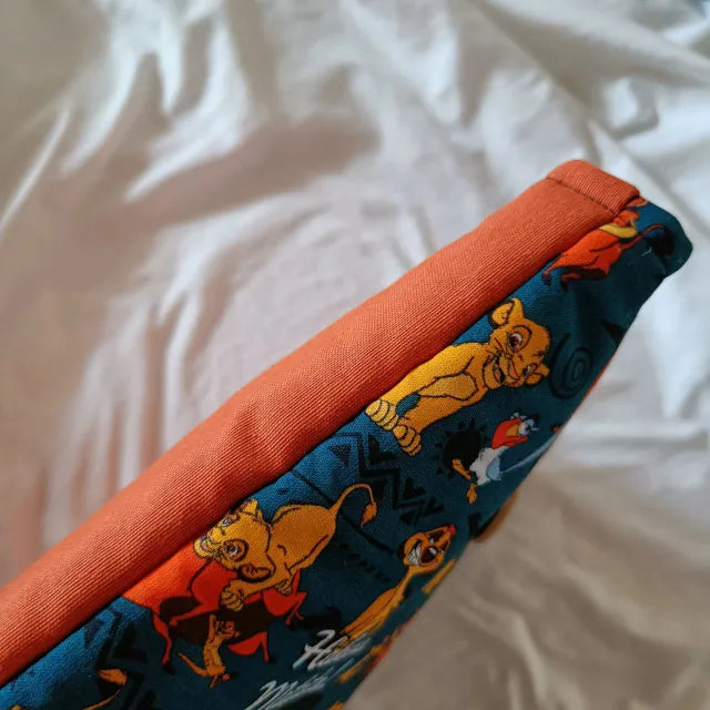 funda para libro y kindle textura de tela y costuras visibles