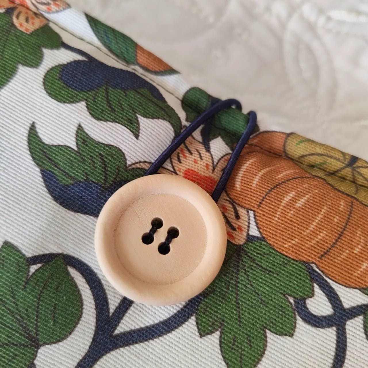 funda para libro y kindle con botón de madera y cierre elástico