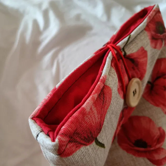 detalle del cierre con botón en funda impermeable amapola para libro y kindle
