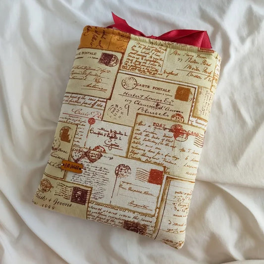 Funda para libro y Kindle Letters con estampado de postales antiguas y caligrafía vintage.