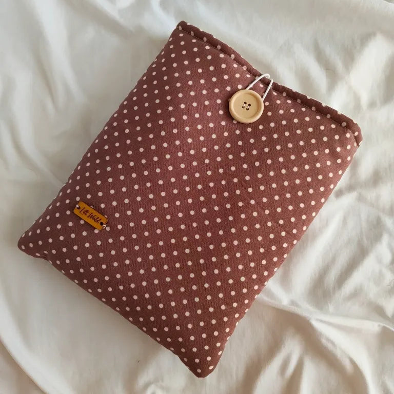 Vista completa y frontal de la funda para libro y Kindle Moti con estampado moteado blanco sobre fondo marrón.