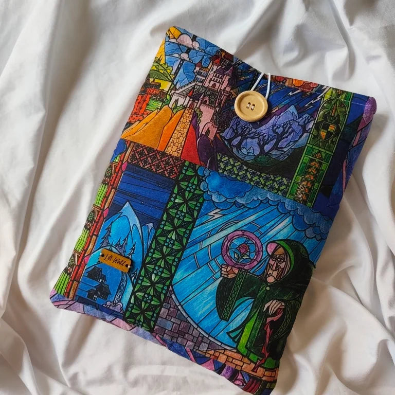 Vista delantera completa de la funda artesanal Prólogo Encantado para libro y Kindle, mostrando su estampado dinámico de fantasía y diseño acolchado.