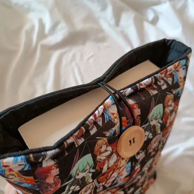 funda para libro y kindle detalle del botón de madera y cierre elástico