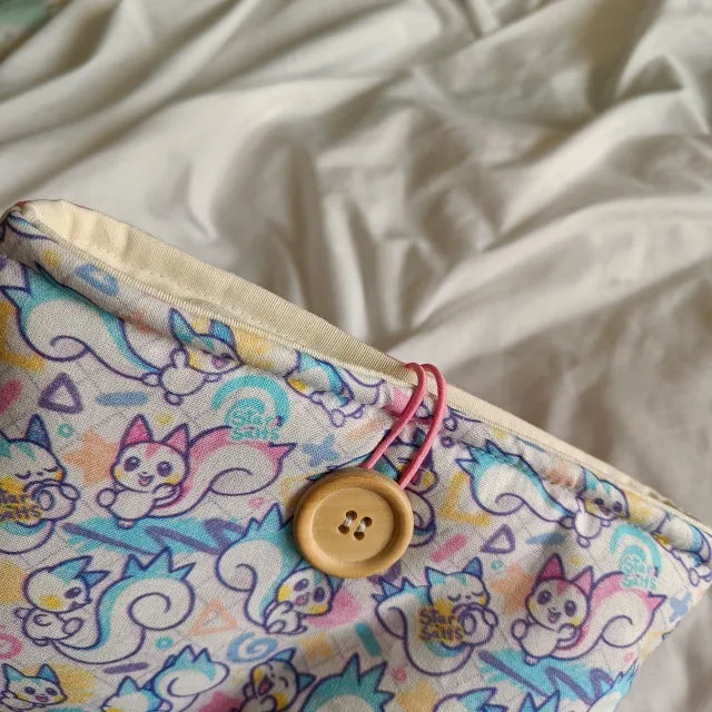 Diseño adorable de funda para libro electrónico sobre fondo blanco, tematica anime