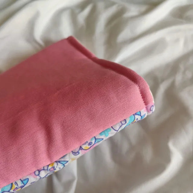 Detalle del estampado pastel de la funda para Kindle