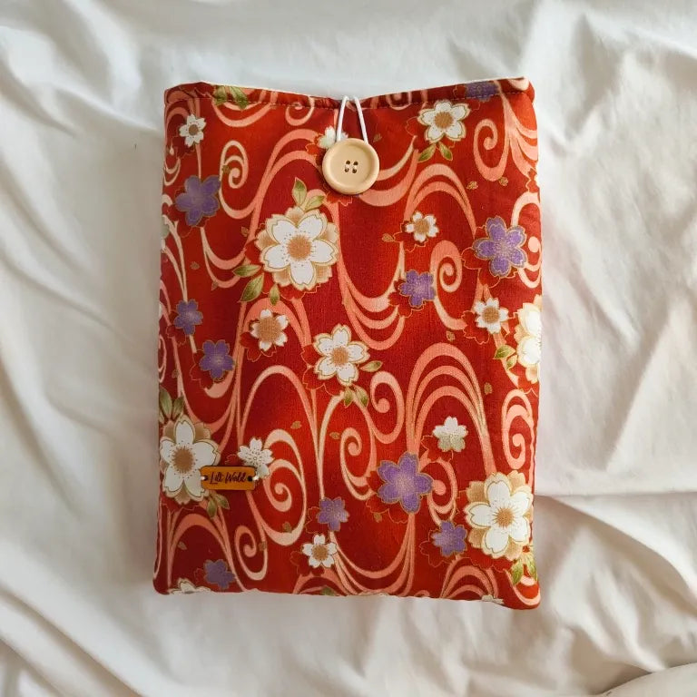 Funda para libro y Kindle Yukata con estampado japonés de flores y ondas sobre fondo rojo.