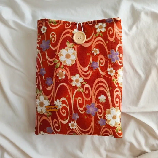 Funda para libro y Kindle Yukata con estampado japonés de flores y ondas sobre fondo rojo.