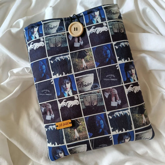 Funda acolchada de tela para libro de la serie Miércoles de Netflix