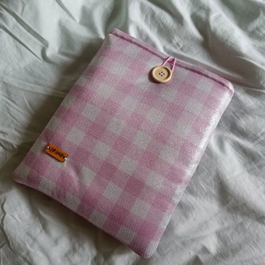 Funda para Kindle y libro en tela rosa con efecto brillante y cuadros vichy.