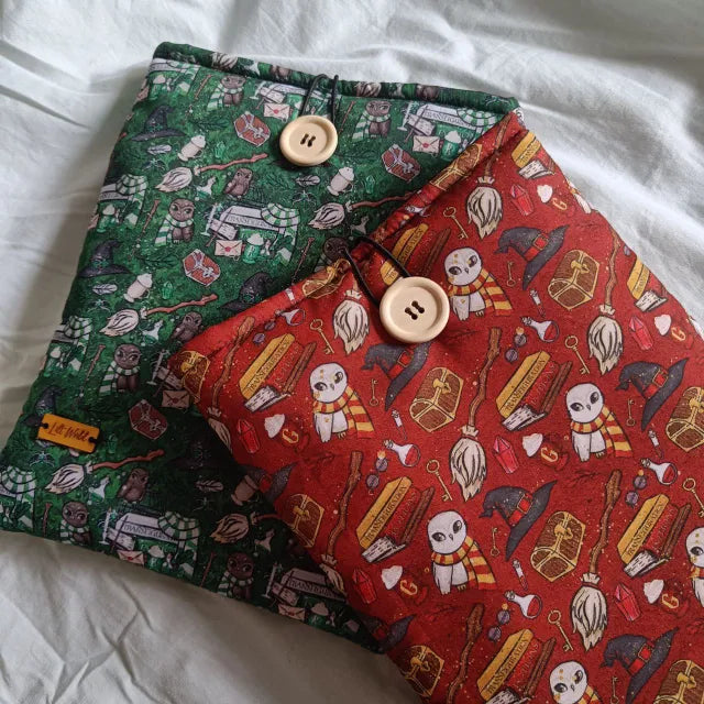 Funda para libros inspirada en Gryffindor y Slytherin con detalles del mundo mágico.