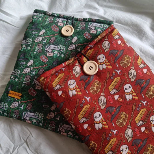 Funda para libros inspirada en Gryffindor y Slytherin con detalles del mundo mágico.