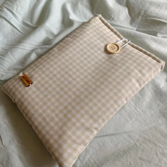 Funda impermeable para libro y Kindle en tela de cuadros beige con botón.