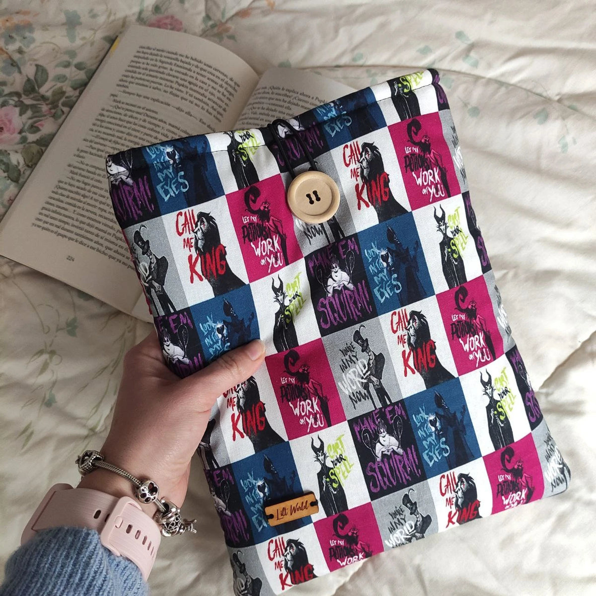 Funda de tela acolchada Malavella para libro y Kindle con estampado de villanos.