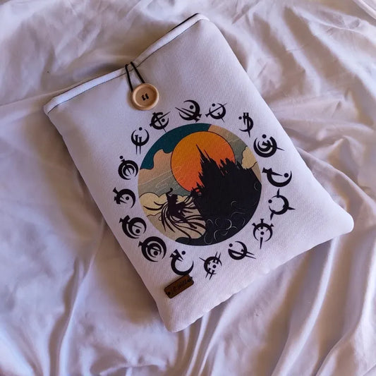 Funda acolchada para libro y Kindle Nacidos de la Bruma con diseño original de fantasía y cierre de botón.