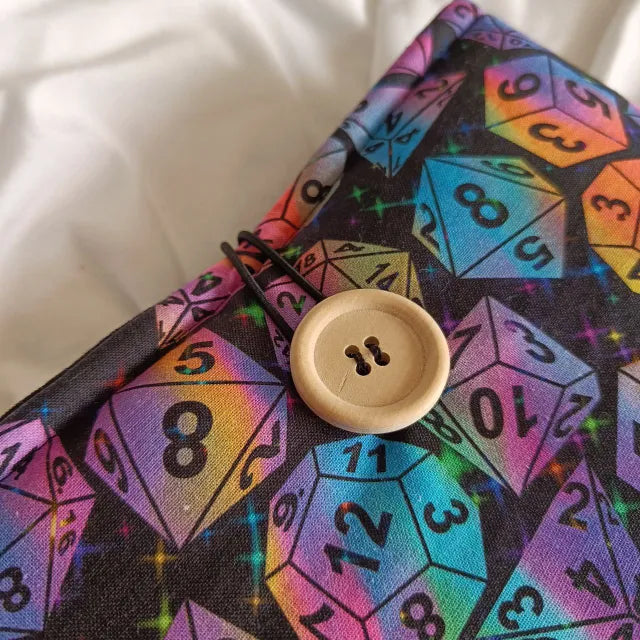 Funda acolchada con D20, D12, D10, D8, D6 y D4, ideal para jugadores de Dragones y Mazmorras.