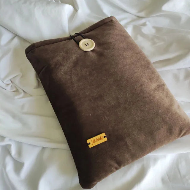 funda de tela de terciopelo marrón para libro y kindle