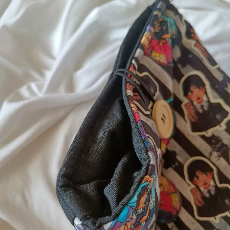 Interior de la funda para libro y kindle de Netflix Miércoles Temporada 2