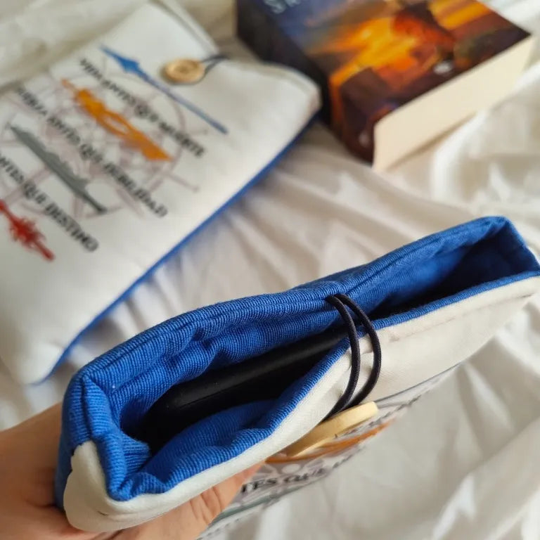 Un dispositivo Kindle protegido dentro de la funda acolchada Ideales Radiantes.