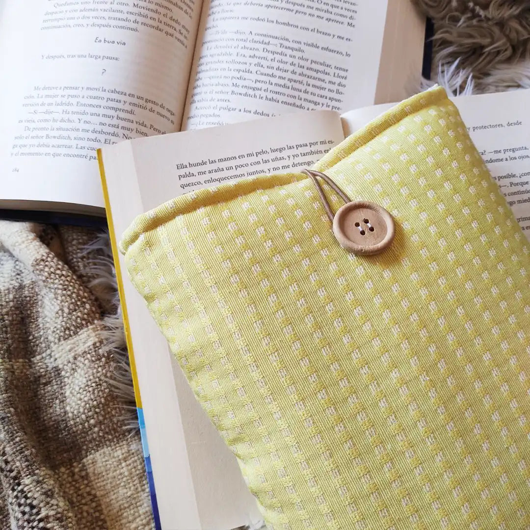 Funda acolchada de tela para libro color amarillo a cuadros