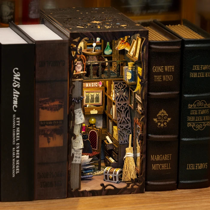 El diorama Magic Pharmacist de CuteBee integrado y luciendo su iluminación LED táctil entre novelas de lomo oscuro en una estantería.