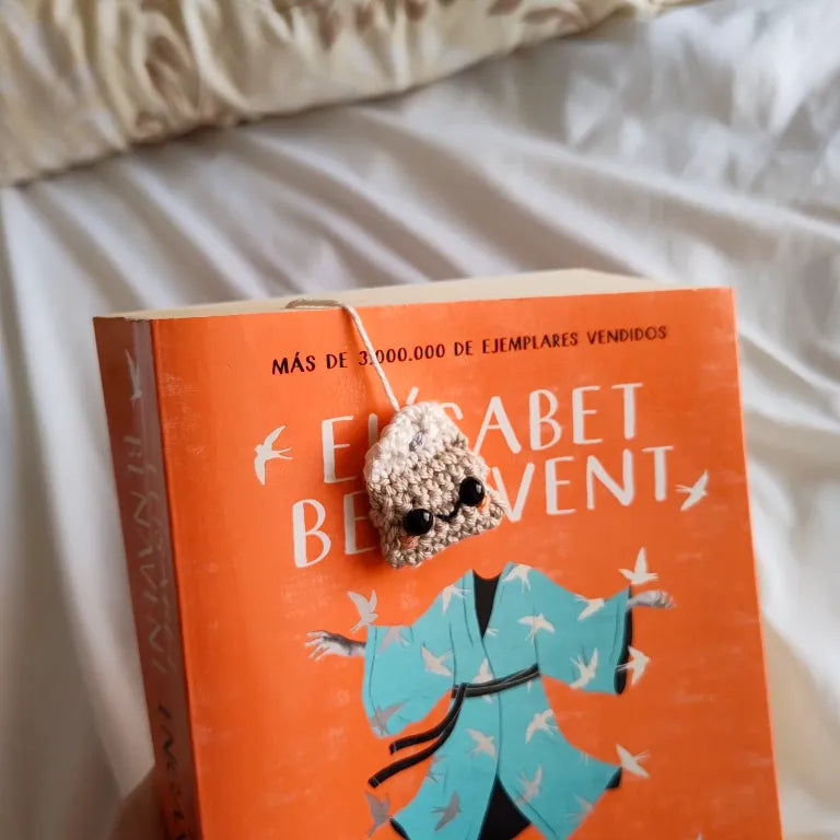 marcapáginas de crochet sobresaliendo del libro