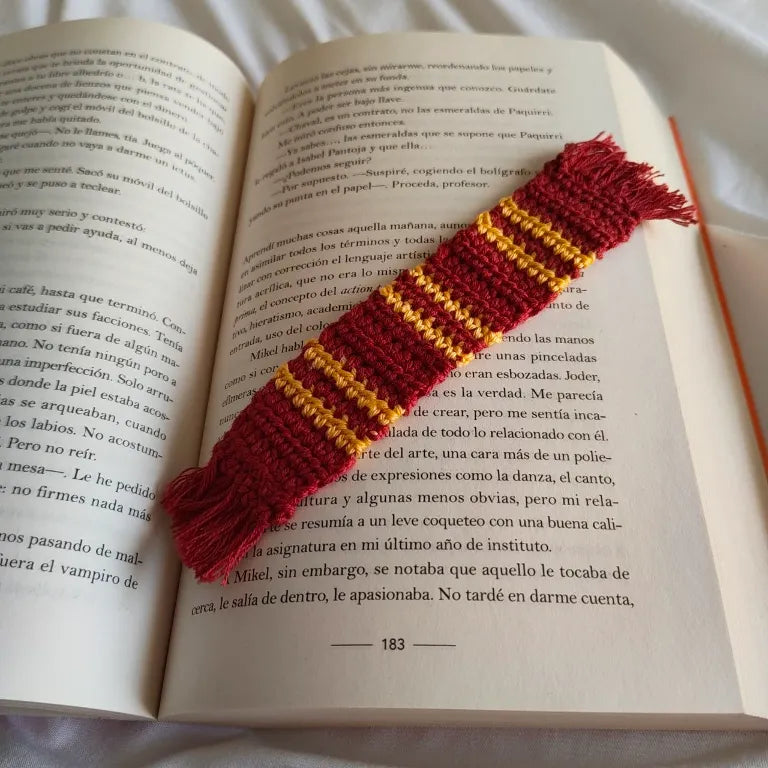 marcapáginas de crochet inspirado en casas de fantasía