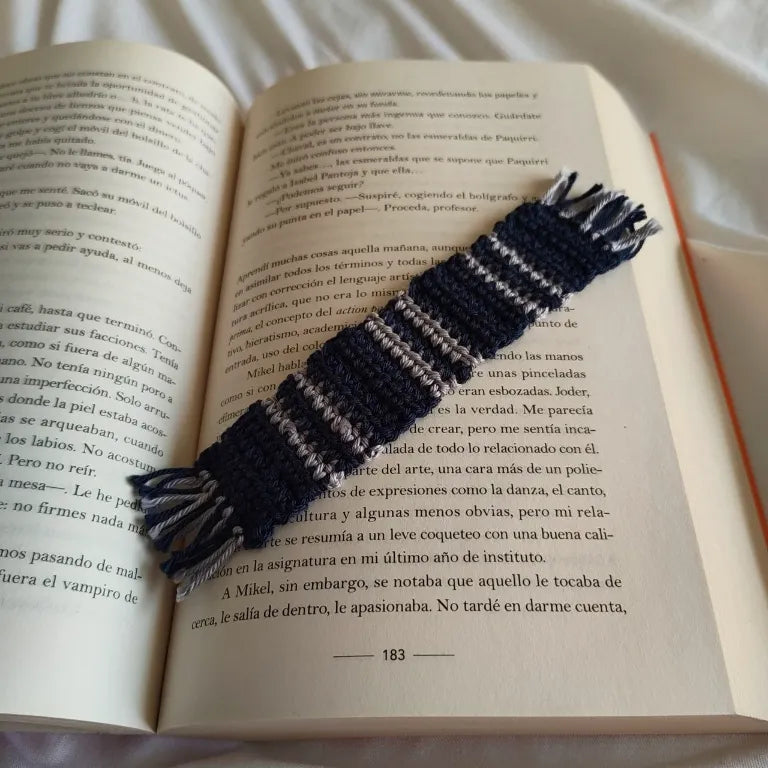 marcapáginas artesanal de crochet para libro