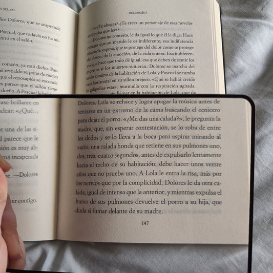 Marcapáginas con lupa flexible de PVC para lectura fácil.