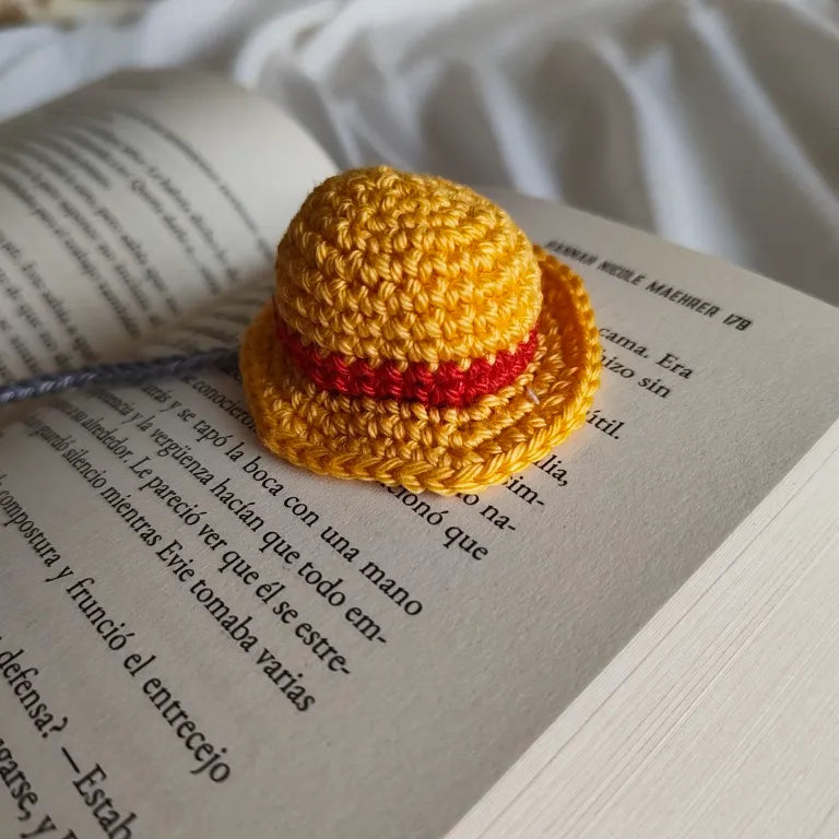 detalle de marcapáginas de crochet estilo anime
